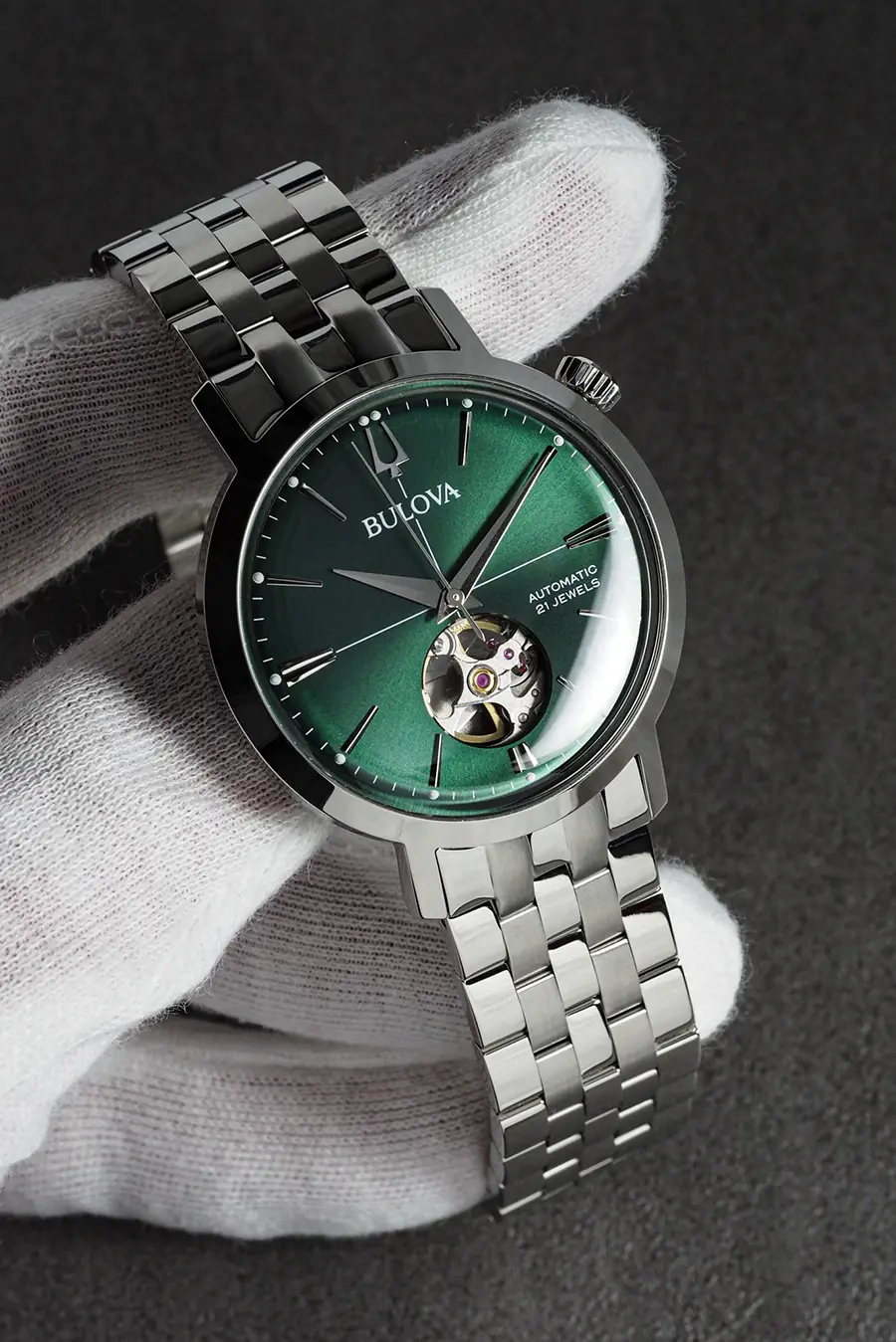 Bulova Aerojet mit Öffnung des Zifferblatts bei 6 Uhr