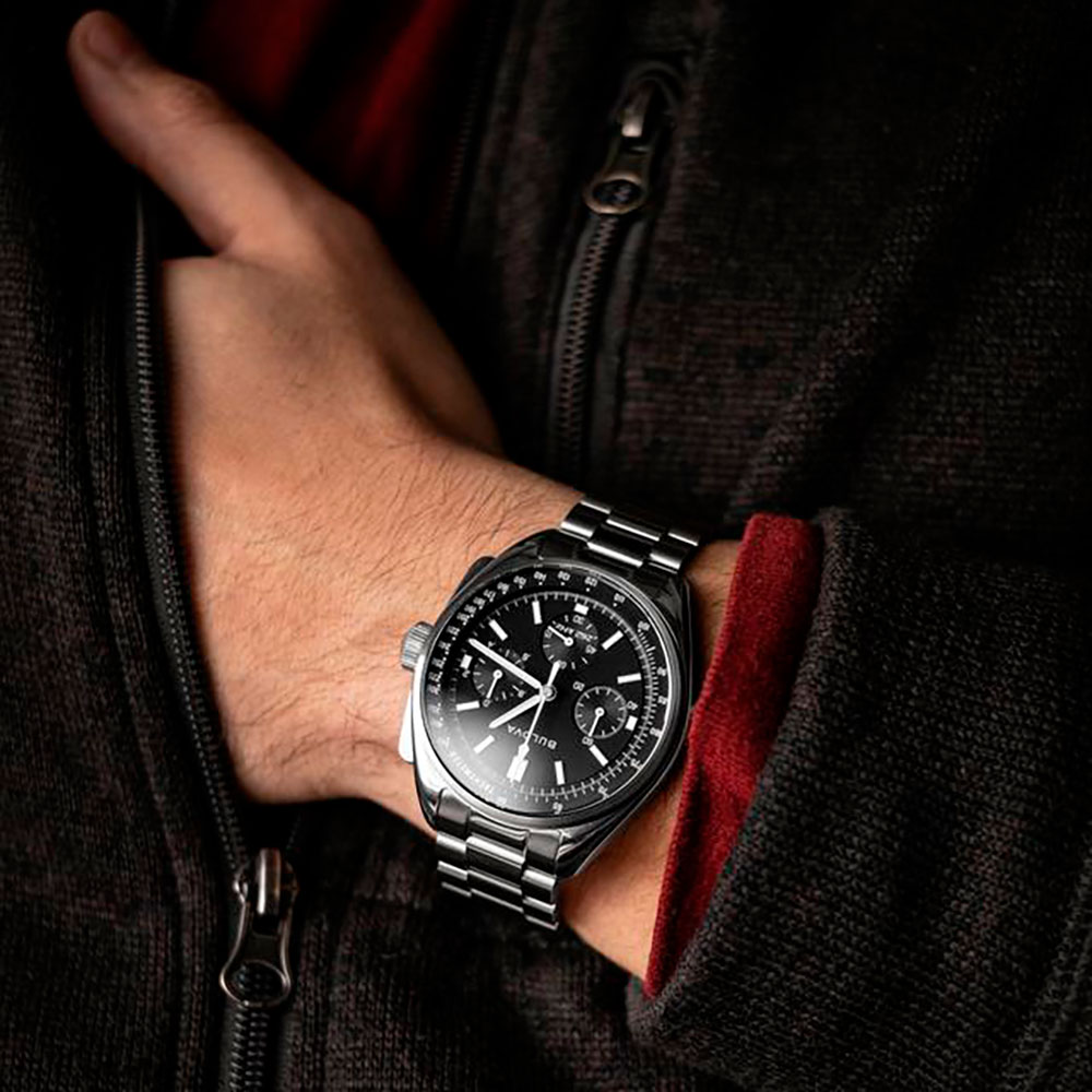 Bulova-Uhr mit extra schwarzem Lederarmband