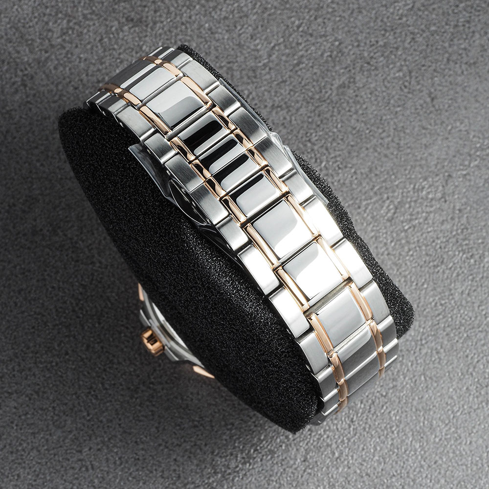 Bulova mit zweifarbiger Gehäuse und Armband