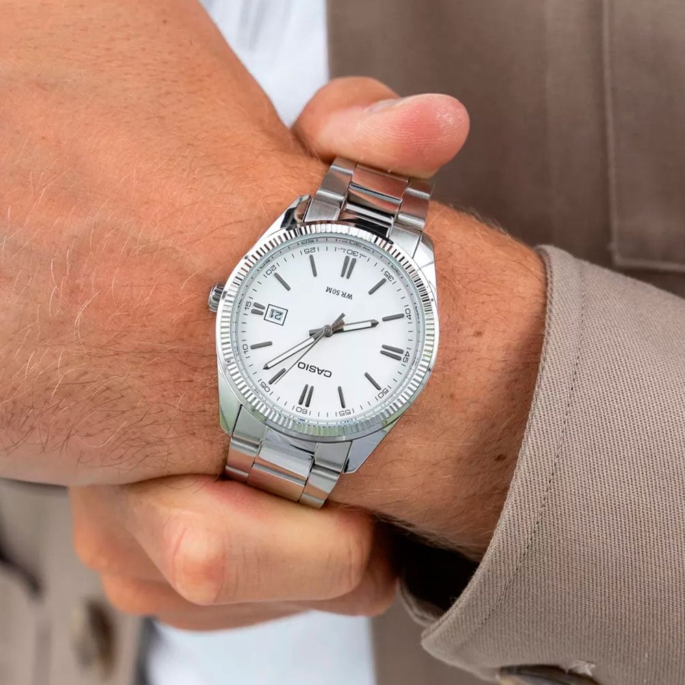 Détail de la montre Casio blanc