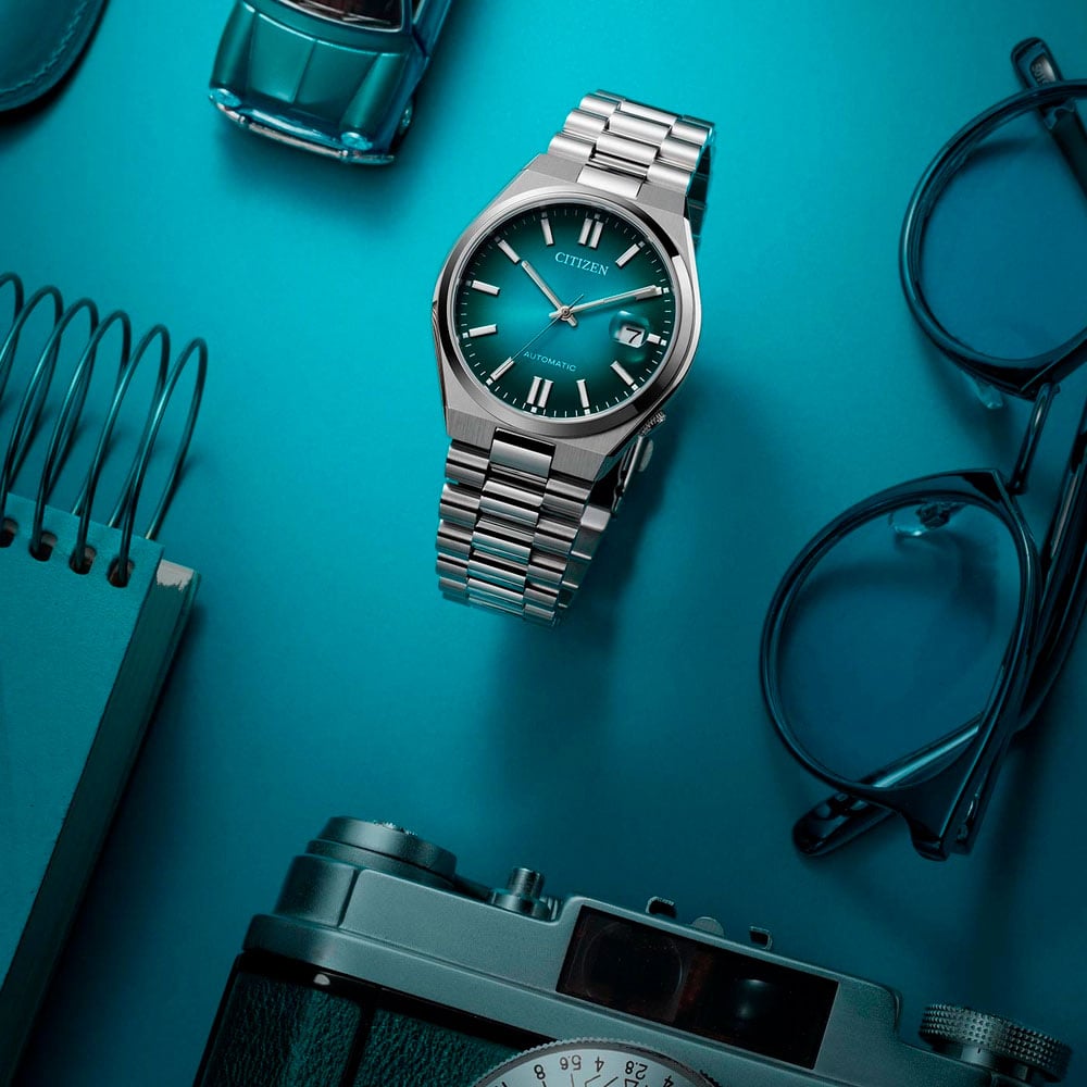 Detail der Citizen-Uhr mit blauem Farbverlauf