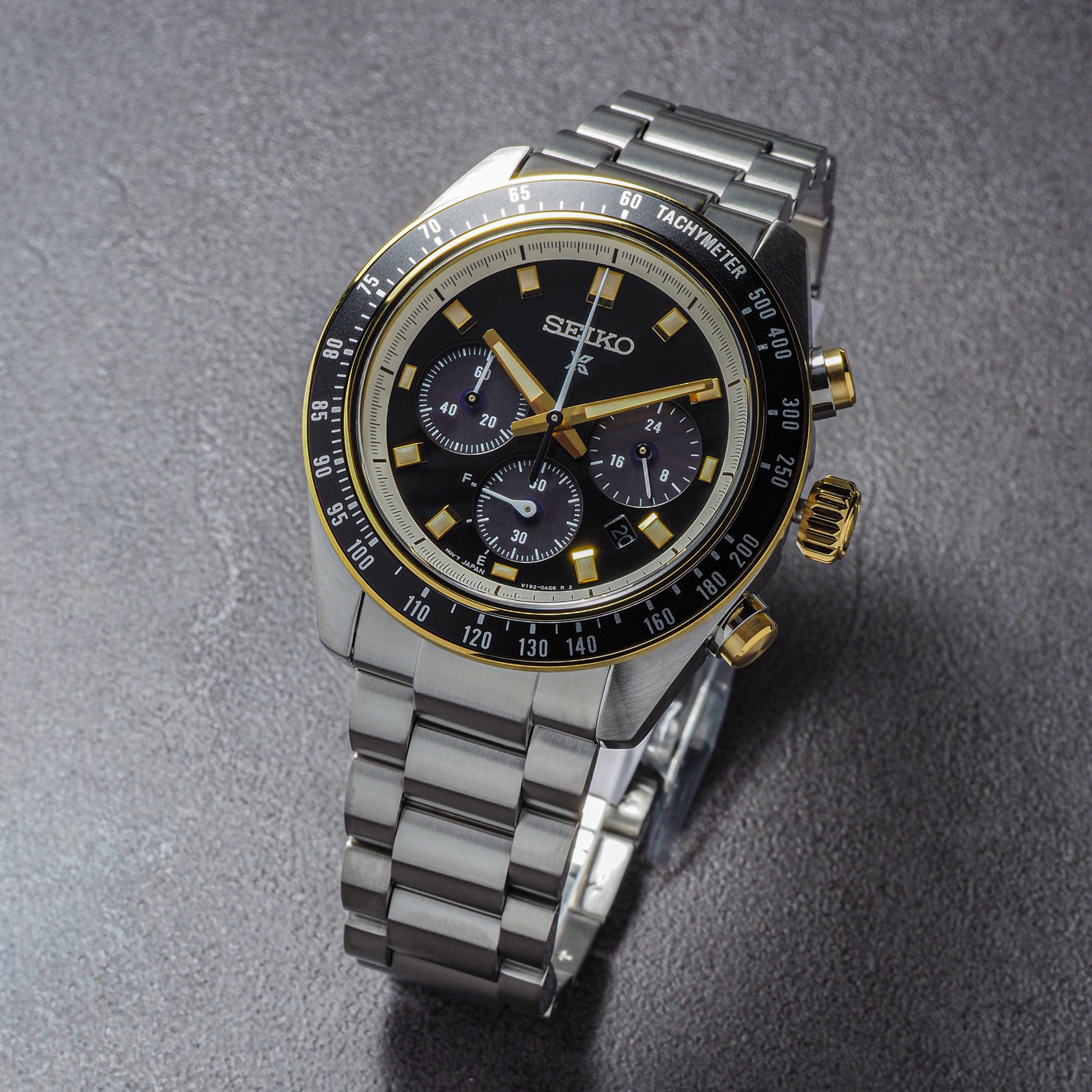 Seiko Speedtimer con detalles dorados