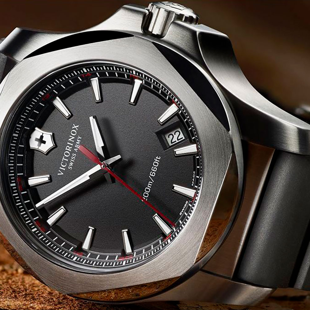 Detalle Esfera Negra Victorinox INOX