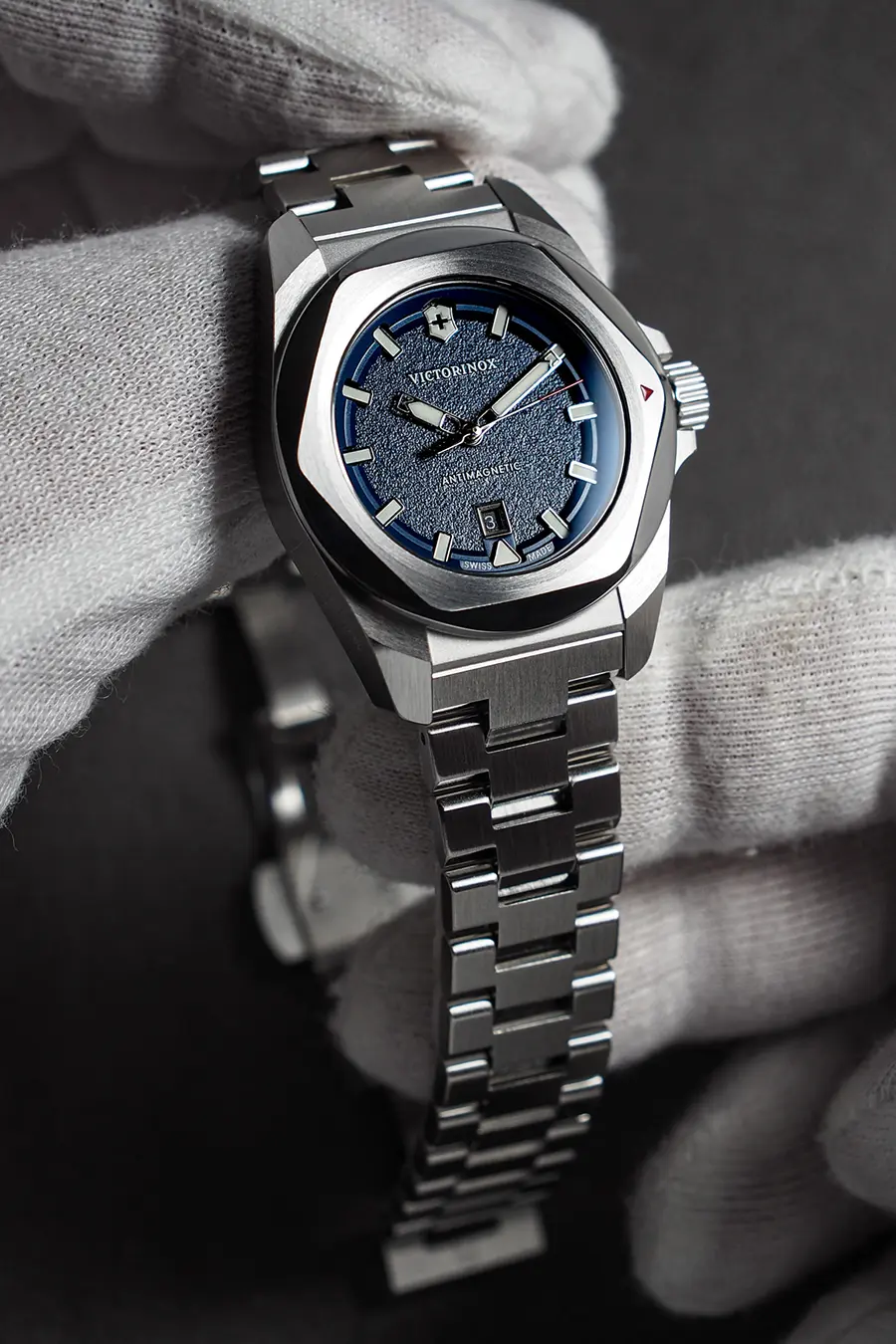 Montre femme Victorinox cadran bleu